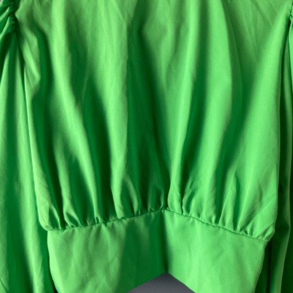 Mundefeis Green Cropped buttoned puff sleeve blouse. Size Large - Picture 4 of 8